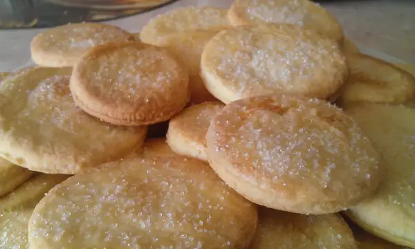 Stos cukrowych ciasteczek, idealnych do kawy. Prosty przepis na domowe wypieki.