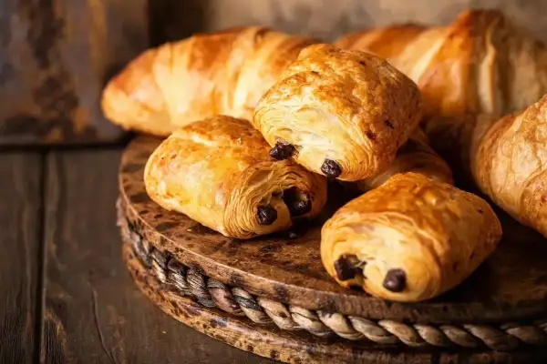 Pyszne ciasto francuskie z kawałkami czekolady, idealne na śniadanie.
