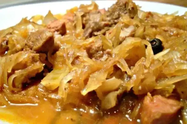 Pyszny bigos z różnymi rodzajami mięsa, idealny na zimowe wieczory. Zastanawiasz się, jakie mięso do bigosu wybrać? Oto odpowiedź!