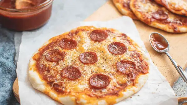 Pyszna pizza z pepperoni, idealna do air fryera. Chrupiące ciasto, sos i ser tworzą idealne połączenie.