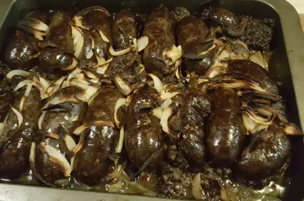 Pyszna kaszanka z piekarnika, pieczona z cebulką, aż nabierze rumianego koloru i soczystości.