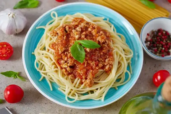 Spaghetti bolognese na prosty przepis. Aromatyczny sos mięsny z bazylią na makaronie.